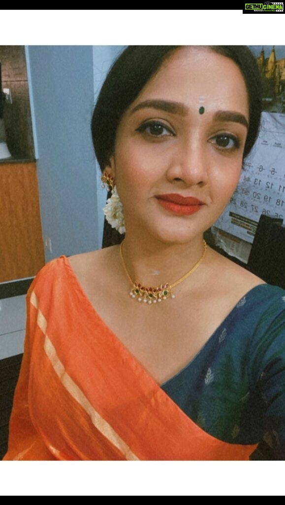Surabhi Santosh Instagram - The love for saree never ends… especially this one 🧡 Gifted with love all the way from Mumbai✨ #MyFavouritekindaGift #OrangeLove #orangesaree #indianethic #indianethnicwear Trivandrum