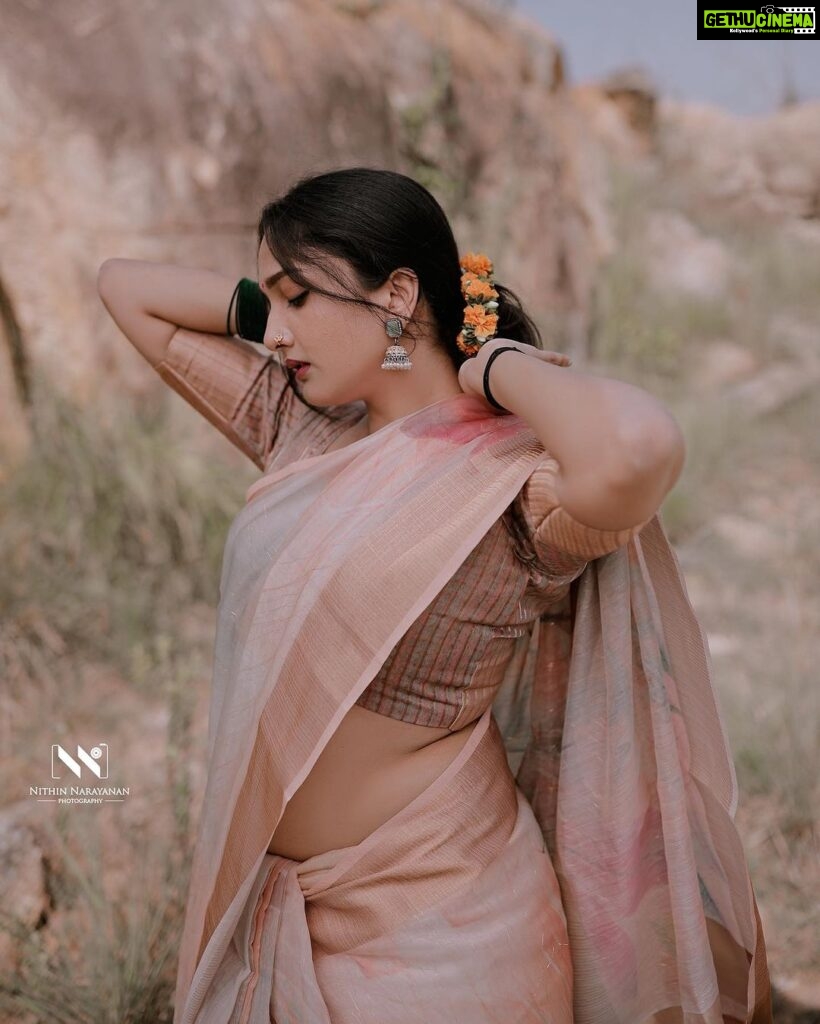 Surabhi Santosh Instagram - Never the way she looked, Always the way she was I could’ve fallen in love with her with my eyes closed - Atticus 📸 @nithinnarayanan_ #inthemoment #beyondthelookingglass #loveherforher #outdoorshoots #girlinsaree #sareestyles #malaylimanka