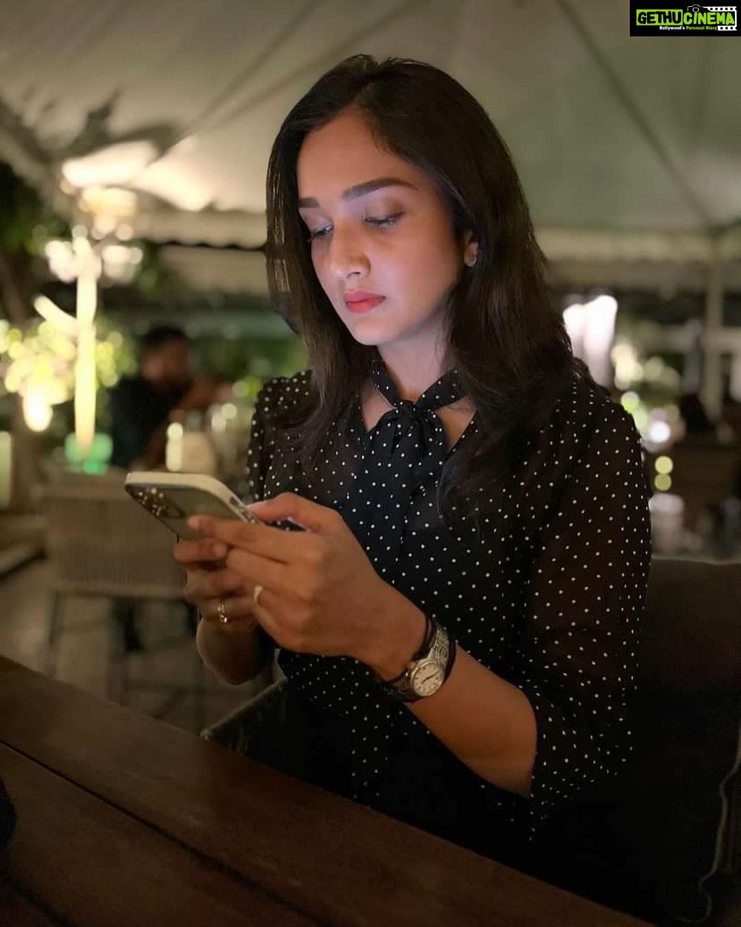 Surabhi Santosh Instagram - For once I have a good picture to remember a fun night! Thank you @vijaymoolan ✨✨ And those who haven’t been to @ironhill_bengaluru .. do check the place out! It’s amazing ❣️ Ironhill Bengaluru