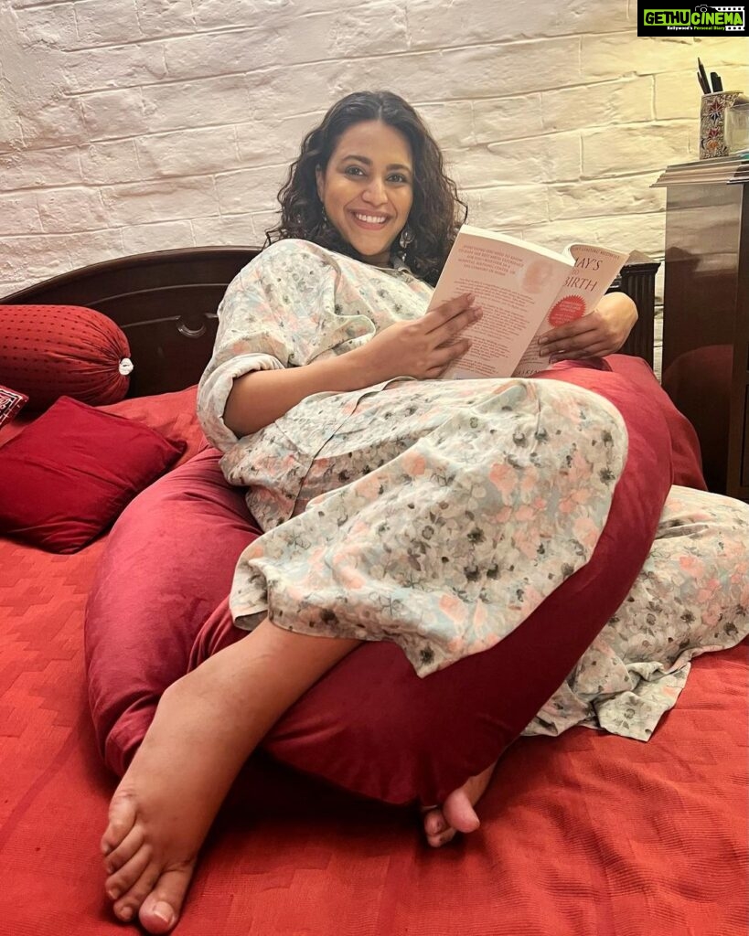 Swara Bhaskar Instagram - Thank you @trucomfort_in for this truly comfortable and supportive pregnancy pillow set! A third trimester essential! Im loving it and living in it! 🙏🏽✨🙏🏽✨ @fahadzirarahmad #pregnancypillow #pregnancy #thirdtrimesterfeels #thirdtrimesteressentials #swarabhaskar #swarabhasker #gifted