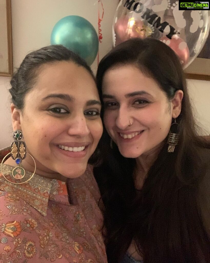 Swara Bhaskar Instagram - I love surprises! Last week, one of my oldest friends @samar_narayen & the amazing @laks7 and Fahad gave me the sweetest surprise in the form a baby shower that they managed to plan and execute without me getting even a whiff of it! I was sooooo clueless I arrived in pajamas! Ok not quite.. but I didn’t catch on till I caught @kaushikmoitra & @priyatnabasu arriving outside & then too I was merely confused! Thank you SO much guys! Samar and Lakshita for so thoughtfully thinking of this sweet plan and executing it, @fahadzirarahmad for keeping the secret 😍 and @prashantktm @ashisroy @neetu_sarin @sukhleen_aneja @kunal555555 @swatigetsinsta #UdayKhare, Kaushik, Priyatna , @sabka.malik.ek.taa @sanakapoor5 @shastrivanita for coming and for all the love! Big gratitude to Seema aunty @seemasaran_narayen and Shankar uncle for hosting and Mom and Dad for playing along 🤗😍 Heart is soooo full! This baby is so lucky to be surrounded by such loving and wonderful Masis and Mamus, and Nanas and Nanis 🤗🤗🥰🥰 Thank you all soooooo much! Lakshita and Samar you guys outdo yourselves every time! ♥️ Feel so blessed! 🧿🪬✨ #babyshower #friendslikefamily Delhi, India