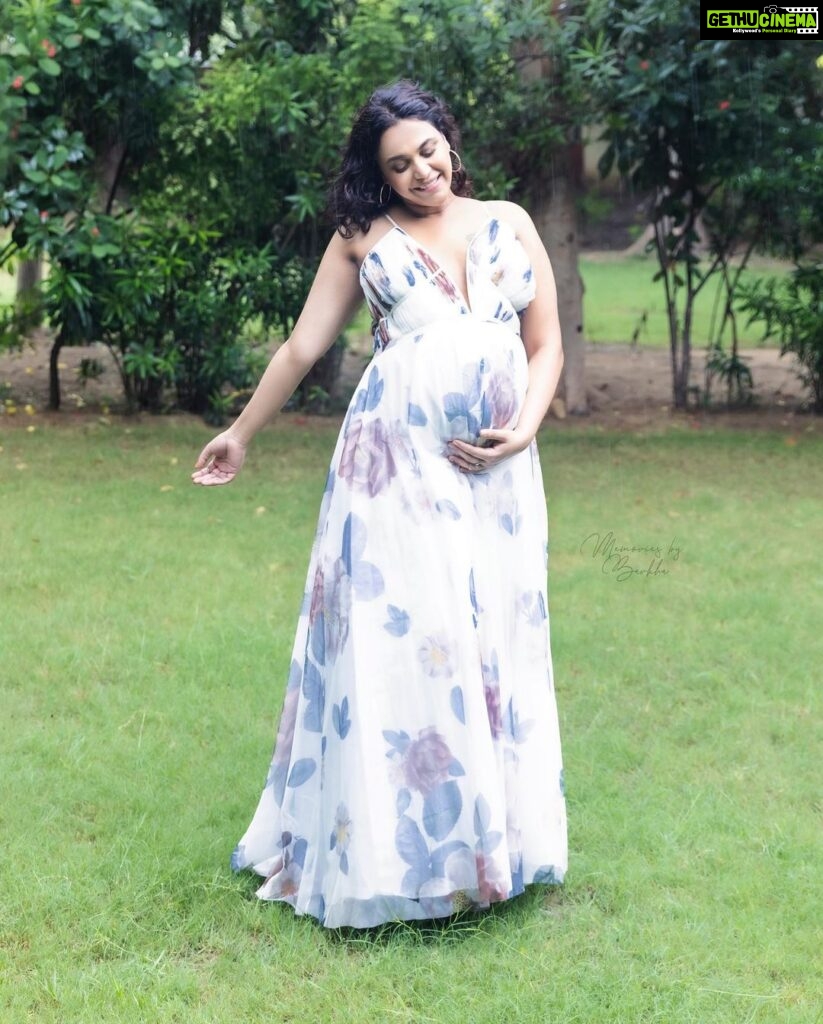 Swara Bhaskar Instagram - Waiting for what they say is the most most profound joy in life! ♥️🧿🪬✨ Photographer: @memoriesbybarkha HMU: @kaushikanu @anukaushikstudio @lawangtamang95_delhei Styled by: @a.bee.at.work Dress: @geishadesigns Coordinated by: @ddevesharma @partycircle_ind #memoriesbybarkha #swarabhaskar #swarabhasker