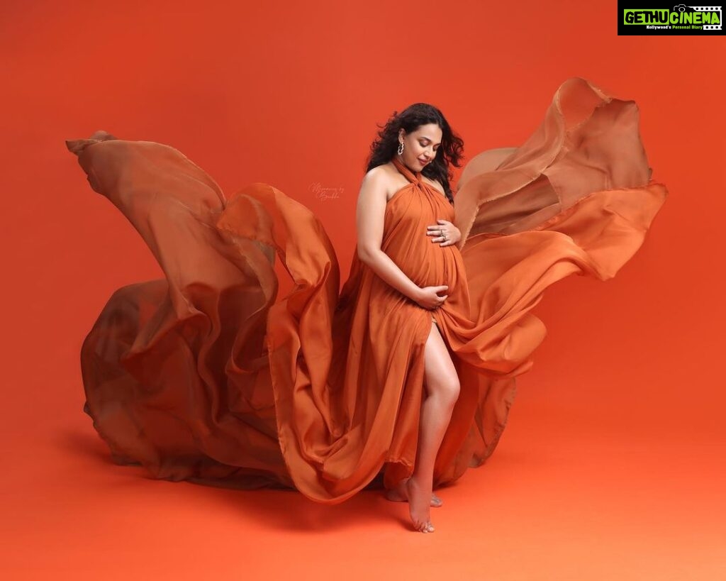 Swara Bhaskar Instagram - Pregnancy.. but make it ‘fashun’! 😍🤓 Great fun getting back in front of the camera in full glam mode for this easy breezy shoot with the talented @memoriesbybarkha 🧡 Gentle reminder: Pregnancy is as good a time for glamour as any other ✨ Credits: Photographer: @memoriesbybarkha HMU: @kaushikanu @anukaushikstudio @lawangtamang95_delhei Styled by: @a.bee.at.work Coordinated by: @ddevesharma @partycircle_ind #memoriesbybarkha #swarabhaskar #swarabhasker