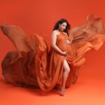 Swara Bhaskar Instagram - Pregnancy.. but make it ‘fashun’! 😍🤓 Great fun getting back in front of the camera in full glam mode for this easy breezy shoot with the talented @memoriesbybarkha 🧡 Gentle reminder: Pregnancy is as good a time for glamour as any other ✨ Credits: Photographer: @memoriesbybarkha HMU: @kaushikanu @anukaushikstudio @lawangtamang95_delhei Styled by: @a.bee.at.work Coordinated by: @ddevesharma @partycircle_ind #memoriesbybarkha #swarabhaskar #swarabhasker