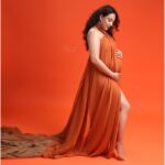 Swara Bhaskar Instagram – Pregnancy.. but make it ‘fashun’! 😍🤓
Great fun getting back in front of the camera in full glam mode for this easy breezy shoot with the talented @memoriesbybarkha 🧡
Gentle reminder: Pregnancy is as good a time for glamour as any other ✨

Credits: 
Photographer: @memoriesbybarkha 
HMU: @kaushikanu @anukaushikstudio @lawangtamang95_delhei 
Styled by: @a.bee.at.work 
Coordinated by: @ddevesharma @partycircle_ind

#memoriesbybarkha #swarabhaskar #swarabhasker