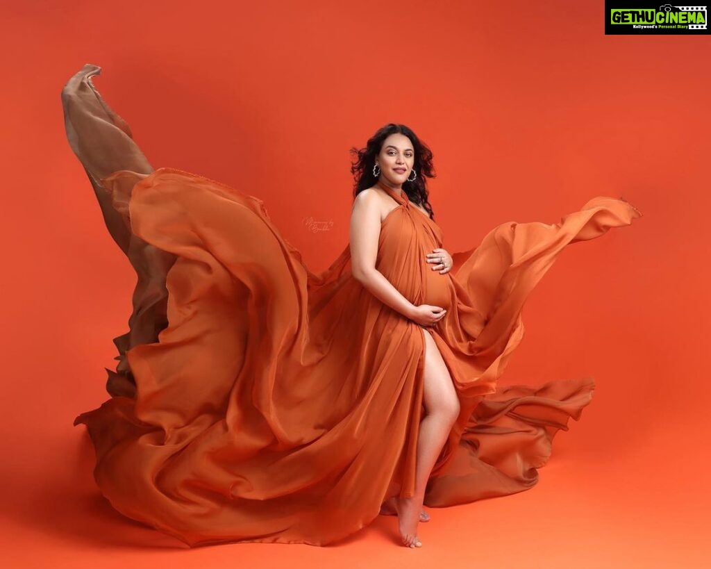 Swara Bhaskar Instagram - Pregnancy.. but make it ‘fashun’! 😍🤓 Great fun getting back in front of the camera in full glam mode for this easy breezy shoot with the talented @memoriesbybarkha 🧡 Gentle reminder: Pregnancy is as good a time for glamour as any other ✨ Credits: Photographer: @memoriesbybarkha HMU: @kaushikanu @anukaushikstudio @lawangtamang95_delhei Styled by: @a.bee.at.work Coordinated by: @ddevesharma @partycircle_ind #memoriesbybarkha #swarabhaskar #swarabhasker