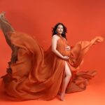 Swara Bhaskar Instagram – Pregnancy.. but make it ‘fashun’! 😍🤓
Great fun getting back in front of the camera in full glam mode for this easy breezy shoot with the talented @memoriesbybarkha 🧡
Gentle reminder: Pregnancy is as good a time for glamour as any other ✨

Credits: 
Photographer: @memoriesbybarkha 
HMU: @kaushikanu @anukaushikstudio @lawangtamang95_delhei 
Styled by: @a.bee.at.work 
Coordinated by: @ddevesharma @partycircle_ind

#memoriesbybarkha #swarabhaskar #swarabhasker