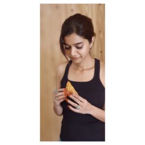 Swathi Reddy Instagram - Chicken samosa.

#GorintakuNails #Quirks #WhySoJudmental