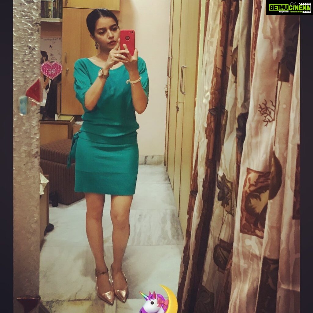 Swathi Reddy Instagram - Apparently you should always put your best foot forward. In which shoes do I put them forward? I don’t think you should put your best foot forward always btw. Nope. Also, while at this, low-maintenance is not equal to low standards yaar. Kabhie socha, ki, how about low maintenance comes from chill confidence and duty to self while low standards might from compulsive desperation and moral laziness ( among a million contributing factors and layers to all this with respect ) But what the hell do I know :) P S - Finally picked comfort over pretty.