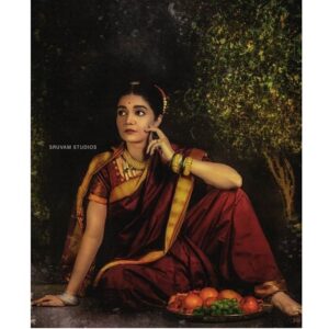 Swathi Reddy Instagram - As conventional as it looks, it was  unconventional for me.

Fully aware of how surreally beautiful the paintings are and knowing that I have nothing on them, still took a leap with utmost respect for the painter to be Radha waiting for Krishna in Kunjavan | Raja Ravi Varma's painting recreation series with @sruvamstudios Makeup @maneesh_katam

#OldSchoolGirl
#Guts