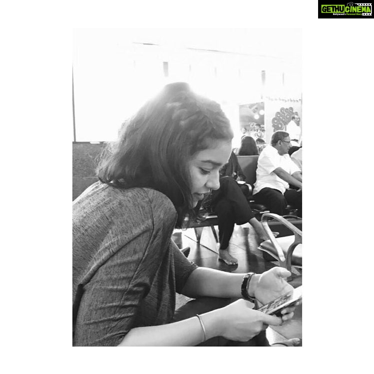 Swathi Reddy Instagram - Us. Staring at our phones. Assuming life through posts, captions and comments. Sometimes slipping into dear diary mode ,sometimes pretending to be stronger than we feel ( because..Instagram! Best foot forward, be cool, always🤦🏻‍♀️. ) Misreading, mistaking and making false impressions about others ( Been on both sides of all those coins ) Balance is the key and I will be MIA till I find my missing key which seems to have caught wings like they do in the HP world. #SneakyBugger. Meanwhile, 2017 is nearly over! Hope you’ll had a year filled with love. And if you think you didn’t , look again, am sure you had your moments or just look ahead :) That said, sayonara to the digital life for a bit, and hey there, real life with endless possibilities 🌼