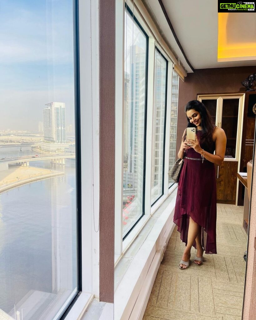 Tanvi Ram Instagram - habibiwelcometodubai ♥️ #dubai #mydubai #worklife #tanviram #instapic Business Bay Dubai