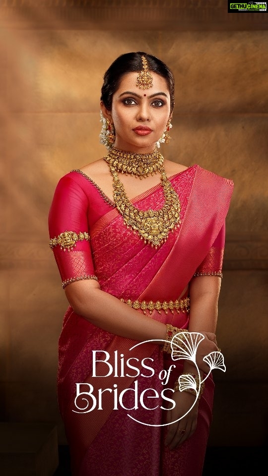 Tanvi Ram Instagram - Aquire the most divine look with the regal bliss of bride collection, so intricate and splendid, created and curated for the special moments of your life. #blissofbrides 𝐒𝐀𝐅𝐀 𝐉𝐄𝐖𝐄𝐋𝐋𝐄𝐑𝐘 𝑺𝒊𝒏𝒄𝒆 1990 For Enquiries, Please Contact 📞 9400024916 ⭐Shop Online: www.safajewellery.com Malappuram, Areekode, Melattur, Karinkallathani, Wandoor, Pandikkad, Karuvarakund, Alanallur, Pattikkad #blissofbrides #bride #traditional #traditionalwear #jewelry #goldjewellery #goldnecklace #wedding #bridetobe #safajewellery #ponnaanu_safa