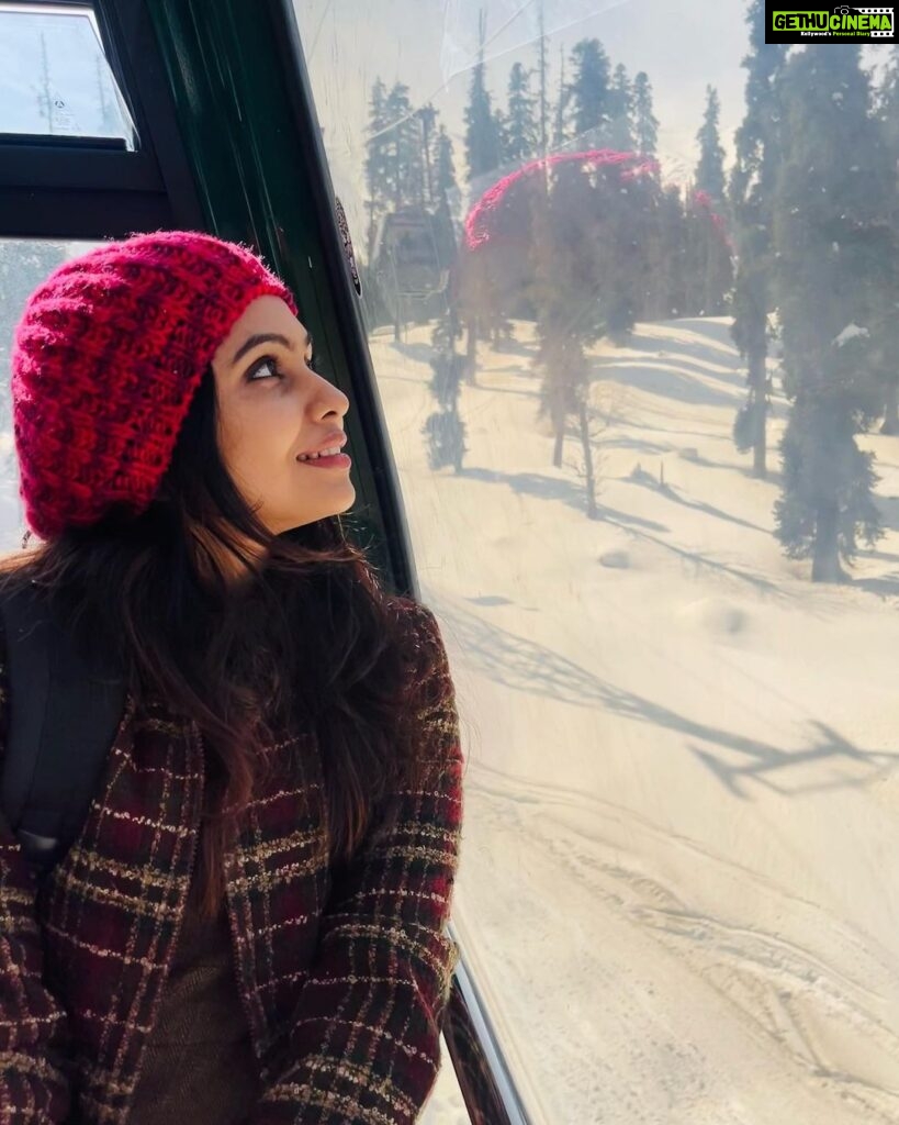 Tanvi Ram Instagram - Missing fdfs of my movie today but eagerly waiting for everyone to watch the movie and let us know your reviews♥️ #enkilumchandrike #tanviram #gulmarg #kashmir #travel Attire - @zawe.calicut Gulmarg Cable Car