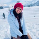 Tanvi Ram Instagram - Brrrring on the snow☃️ Pc - @koshersaltgirl Travel partner - @kashmirsabbaticaltrips #travel #tanviram #gulmarg #kashmir #instatravel #snow