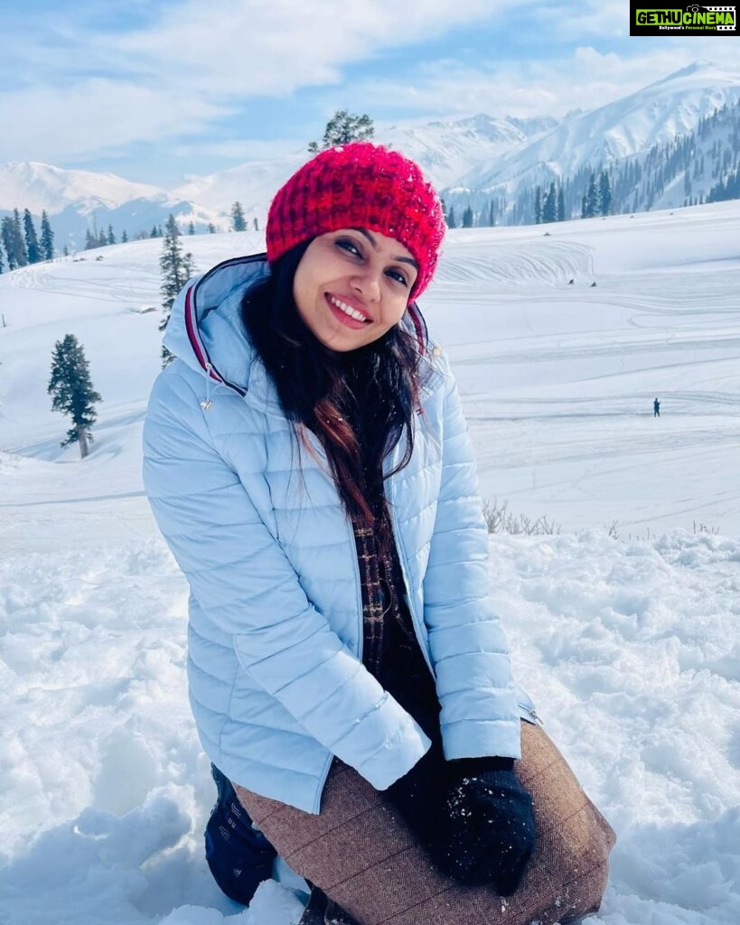 Tanvi Ram Instagram - Brrrring on the snow☃️ Pc - @koshersaltgirl Travel partner - @kashmirsabbaticaltrips #travel #tanviram #gulmarg #kashmir #instatravel #snow
