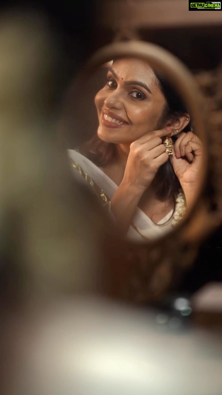 Tanvi Ram Instagram - പൂവിളിയും പൂക്കളവുമായി ഓണക്കാലം വരവായി . ഓണസദ്യയില് ഏറ്റവും ഇഷ്ട്ടപ്പെട്ട വിഭവം ഏതാണ് ? Comment Below @eastern_in അത്തം പത്തും Perfect ആകാം . #eastern #athampathumperfectakkam #onam #onam2023 #onamreels #onamspecial #onamsong #perfecttastepartner #perfect #perfecttaste #perfectcolour #perfectsmell Camera - @rijil_kl Edit - @malludronetraveller Attire - @house_of_shalabam MUA - @sreegeshvasan_makeupartist Jewellery - @parakkat_jewels Special thanks @elsamma_johnson_ @_anjalianil.__