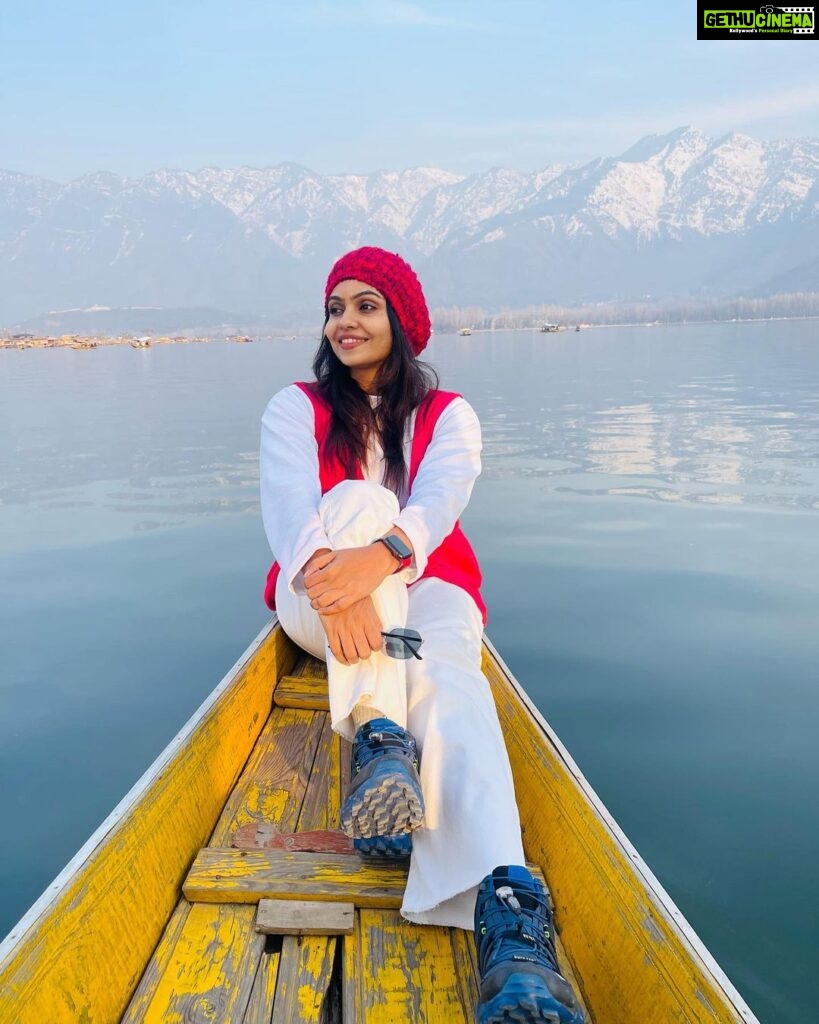 Tanvi Ram Instagram - #photodump - cos every side of kashmir looks beautiful♥️ Clicked by - @koshersaltgirl Attire - @zawe.calicut @_sanaah._ #kashmir #kashmirdiaries #travel Dal Lake, Srinagar, Jammu & Kashmir