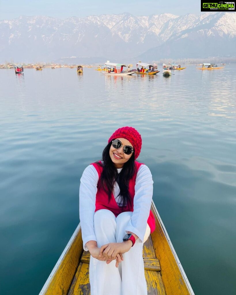 Tanvi Ram Instagram - #photodump - cos every side of kashmir looks beautiful♥️ Clicked by - @koshersaltgirl Attire - @zawe.calicut @_sanaah._ #kashmir #kashmirdiaries #travel Dal Lake, Srinagar, Jammu & Kashmir