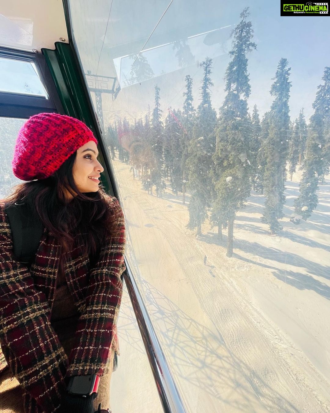 Tanvi Ram Instagram - Missing fdfs of my movie today but eagerly waiting for everyone to watch the movie and let us know your reviews♥️ #enkilumchandrike #tanviram #gulmarg #kashmir #travel Attire - @zawe.calicut Gulmarg Cable Car