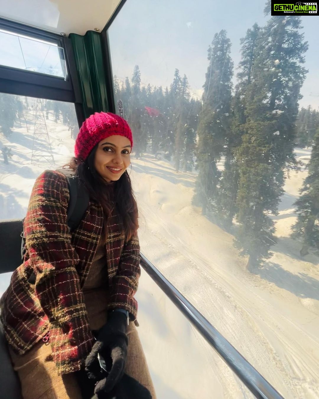 Tanvi Ram Instagram - Missing fdfs of my movie today but eagerly waiting for everyone to watch the movie and let us know your reviews♥️ #enkilumchandrike #tanviram #gulmarg #kashmir #travel Attire - @zawe.calicut Gulmarg Cable Car