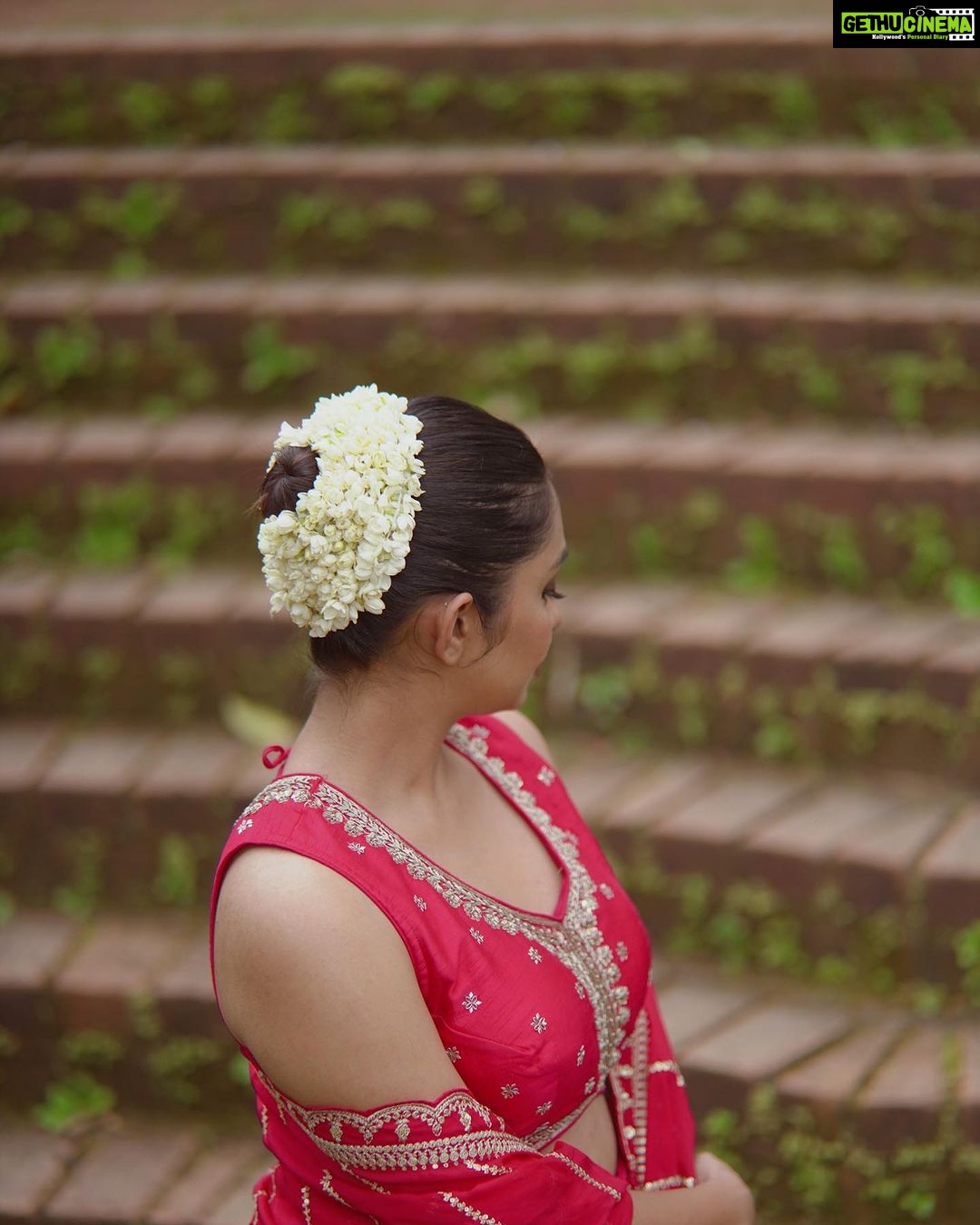 Tanvi Ram Instagram - मनमर्जियां Inframe @tanviram Photographer @jaisonmadany Styled @geethanjali_897 @sandra_resmi Wearing @madebymilankochi Videographer @grapherme Edit @salgu_maan MUA @zara___makeover Technical support @rcanandhu @annica_._
