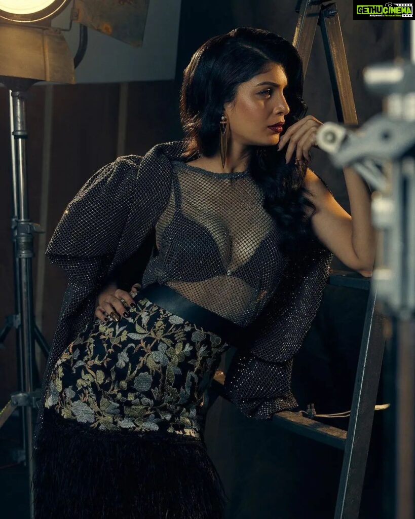 Tina Desai Instagram - Wat a fun experience this was! Big thank you to this entire team for enabling the awesomeness, especially @siddartha_tytler Designer: @siddartha_tytler Photography: @karishmabediphotography Styling: @thetyagiakshay Assisted styling: @itsgrishma HMU: @marianna_mukuchyan Jewellery partner: @outhousejewellery Shoes: @zara Coordinated by: @divishlist