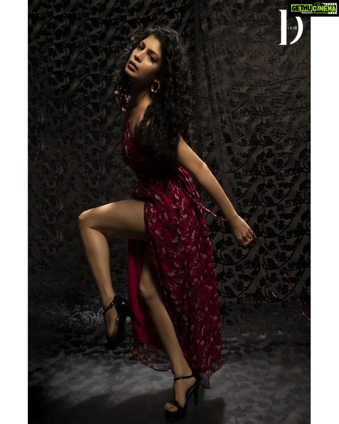 Tina Desai Instagram - ๐น๐น๐น Magazine @thedoormagazine Featuring @desaitina Photographer and Creative Director @dhruv_vohraphotography Editor at Large and Fashion Director @jennet_david_william Stylist @sreevardhan_keto Make-up artist @sarrahmukadamedits Hair stylists @tejal_makeup_and_hair Assistant photographer: @b.runphotography Location @blackframesstudios Outfit @edgeindiaa_ Jewelry @nihiraa_india #thedoormagazine