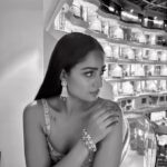Tridha Choudhury Instagram - “When two people decide to never give up on each other, half of the battle is already won” 🪬♾️ Jewellery @aashirwad.jewels 🪬 #polkijewellery #diamondintherough #diamondsareforever #finejewels #finejewellery