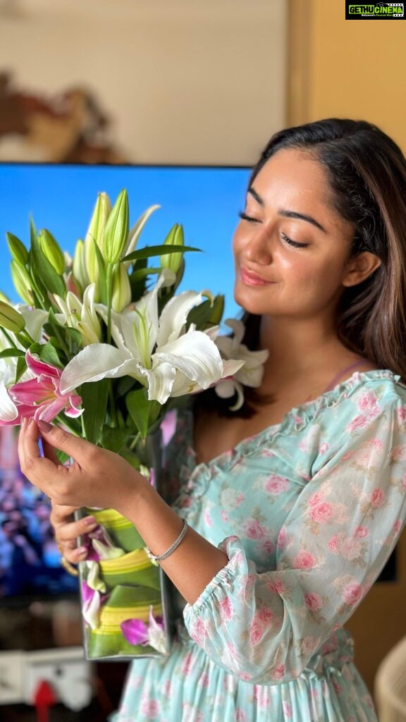 Tridha Choudhury Instagram - The song says it all ♾️ @pablodutta Loving the remix 💙 #flowersmakemehappy #flowersmakemesmile #newsongalert #instaflowers #newmusicalert