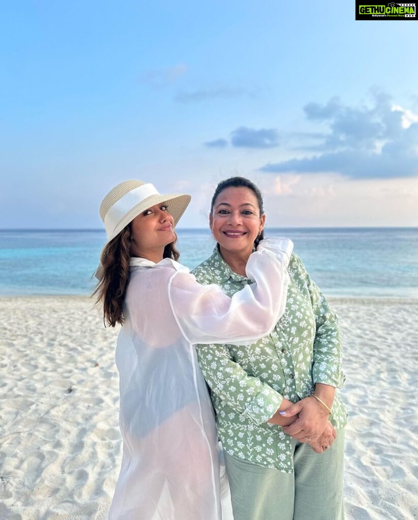 Tridha Choudhury Instagram - Mama it’s summer 💙 @thewestinmaldives 💙 #travelwithtridha #travelphotography #westin The Westin Maldives Miriandhoo Resort