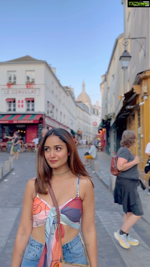 Tridha Choudhury Instagram - Monday morning at Montmartre 🧁 A Magical place indeed 🧁 #travelwithtridha #travelinsta #instatravels #monmartre #montmartreparis #parisgram #parismonamour