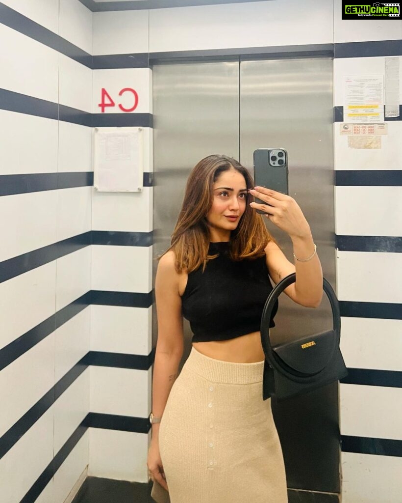 Tridha Choudhury Instagram - If I were stuck with you in an Elevator… what would you say to me ? ⭐️ Comment below ⭐️ #elevatorselfie #elevatormusic #awkwardsilence #unfiltered #comeasyouare