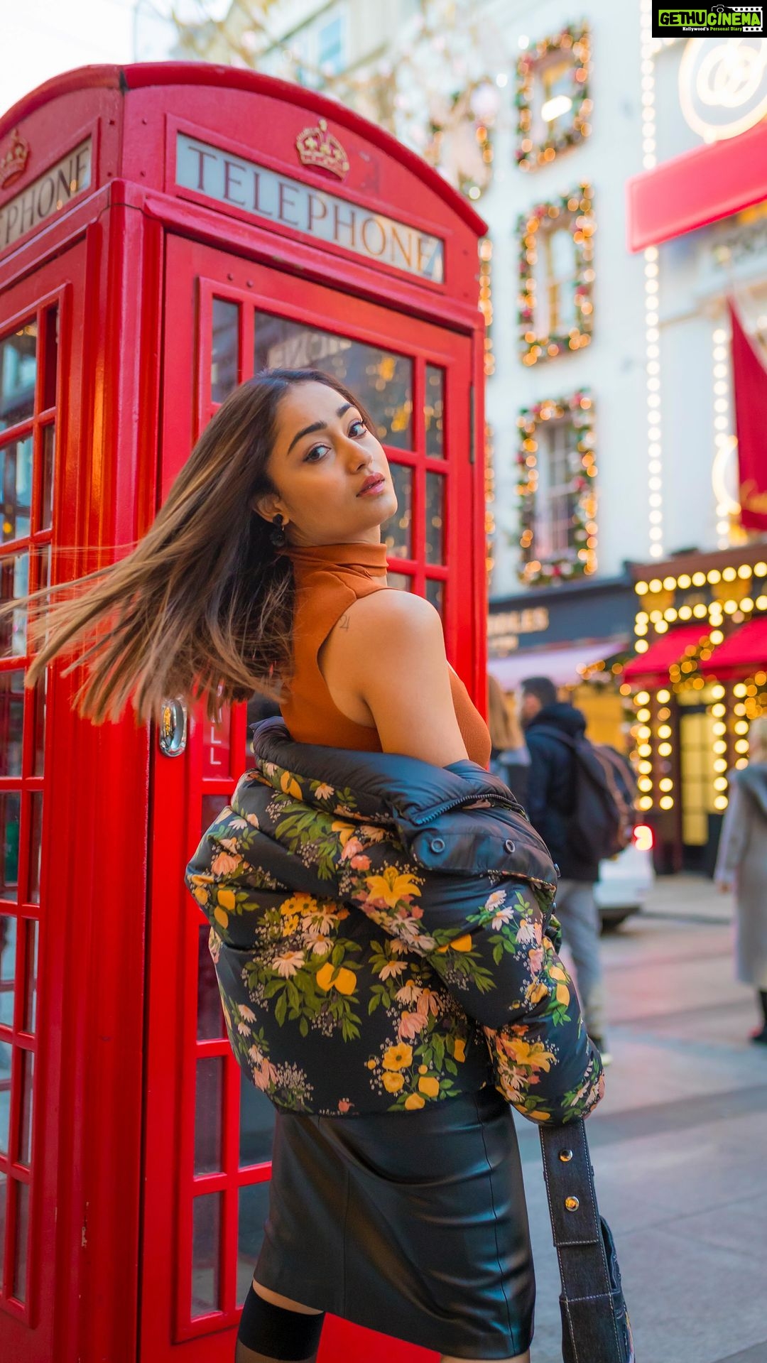 Tridha Choudhury Instagram - Countdown to Christmas ๐ Captured by @kohinoorsinghkgx ๐ #london๐ฌ๐ง #londoncity #londonfashion #londondiaries #londonlove #londontravel #londonchristmas #christmasdecorations #christmasmood #christmasspirit #christmas2022