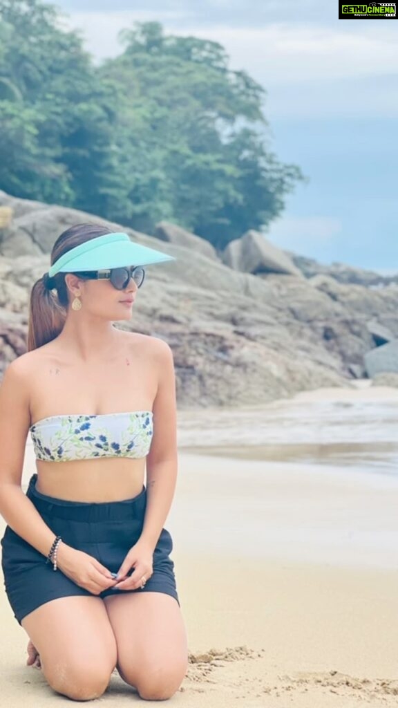 Tridha Choudhury Instagram - Throwback to this beach day with @goutami.talati 💛 #throwbacktuesday #throwbackmemories #beachdayeveryday #beachdaysarethebestdays #vacationtime #vacationmood
