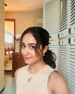 Tridha Choudhury Instagram - Knotty or nice ??? 🧵 #wellnessjourney #mindfullness #wellnesswarrior