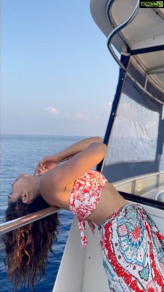 Tridha Choudhury Instagram - Surreal Sitar Symphony ♾️ #anjunadeep #musictherapy #musicheals #musiclove #musicgram #melodictechno #travelwithtridha #traveltherapy #dolphincruise #dolphindiscovery Maldives