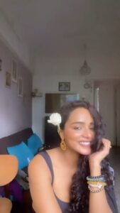 Tuhina Das Instagram - Getting ready most days can often lead to the funniest of accidents. Watch till end. My First #grwm 🫣🤪🤦🏻‍♀️ #grwm #flowers #saree #black #thursday #work #curly #bong #grwmmakeup #reels#reelsinstagram #trendingsongs #love#heeriyesong❤️❤️ Mumbai - मुंबई