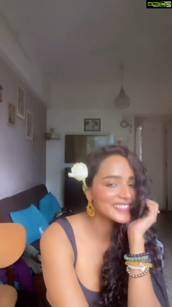 Tuhina Das Instagram - Getting ready most days can often lead to the funniest of accidents. Watch till end. My First #grwm 🫣🤪🤦🏻‍♀ #grwm #flowers #saree #black #thursday #work #curly #bong #grwmmakeup #reels#reelsinstagram #trendingsongs #love#heeriyesong❤❤ Mumbai - मुंबई