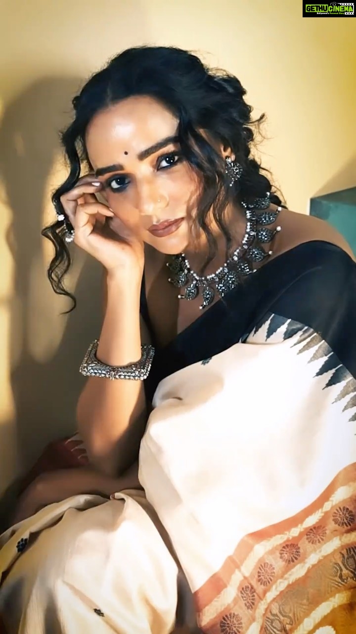 Tuhina Das Instagram - #oldschool 👧 Wearing @lalia_sanskriti @makeupartist_bhaskarbiswas Vedio @clickbuzzabir Edited by @talentwala.in #monday #tuhinadas#saree #sareelove #reels #reelsinstagram #trending #viralreels #startyourdaywithasmile#new#sareeindia Kolkata city of joy