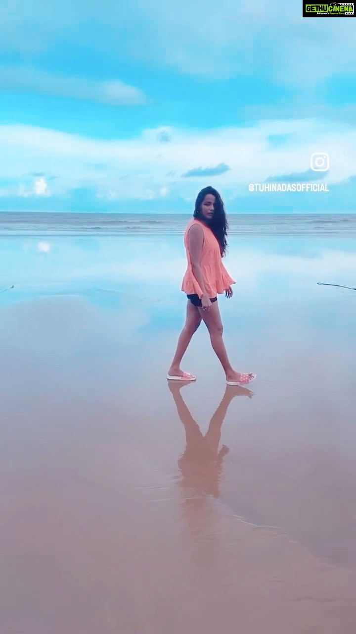 Tuhina Das Instagram - #traveller ๐งณ๐ฆโฎ๏ธ๐ซถ๐ป๐ A traveller lives not in the travels but in the memories he/she makes. #travelphotography #travel #explore #beach #beachgirl #saturday #weekendvibes #instagram #instareels #reelitfeelit #tuhinadas#happy #sun #beachday Somwhere Peaceful