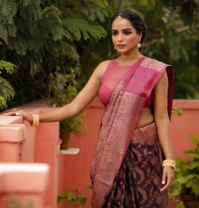 Tuhina Das Instagram - Forever #saree girl 💕 @aajkaal.in @makeupartist_bhaskarbiswas @sayantan_dutta_photography @lalia_sanskriti #saree #bong #instagram #picoftheday #ethnicwear #love #trending #work #happiness #peace#bonggirl #kolkatadiaries Kolkata city of joy