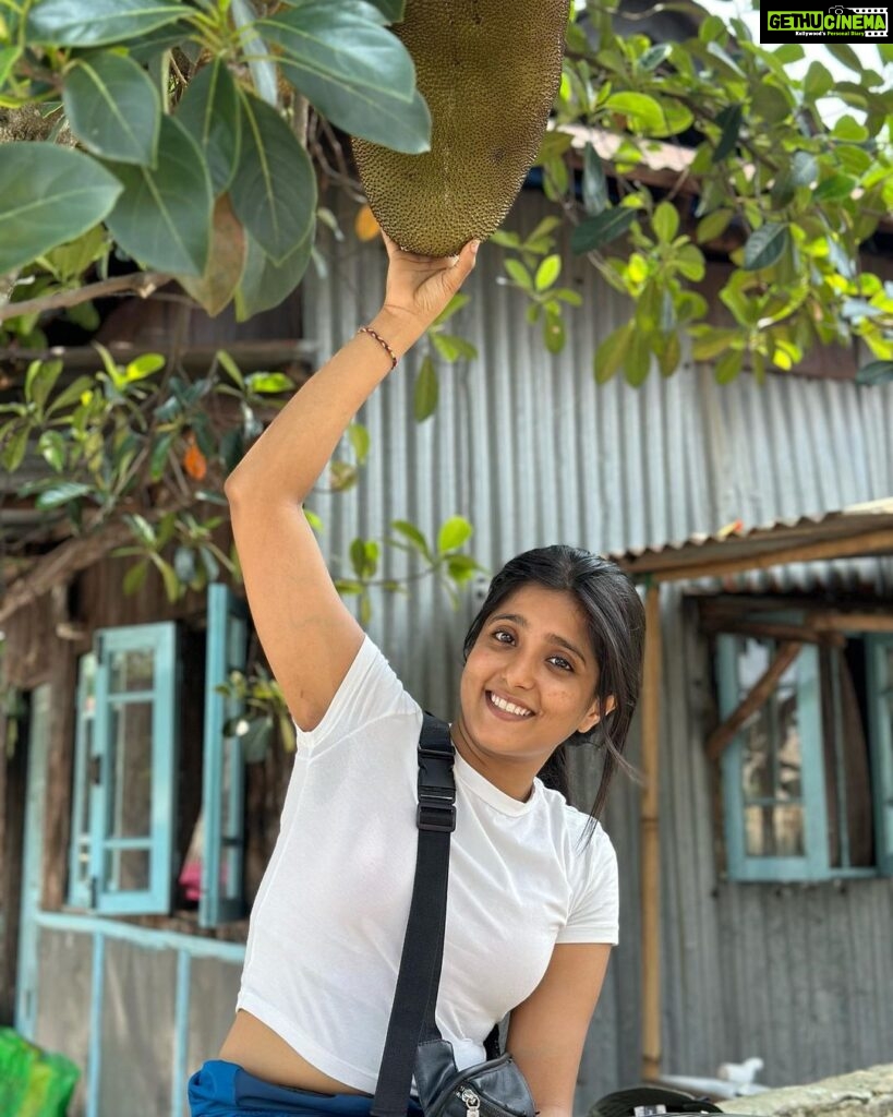 Ulka Gupta Instagram - When you’re in the cleanest village of Asia, you don’t just see cleanliness you feel it too 🦋 #mawlynnong #meghalaya #traveldiaries Mawlynnong Village