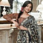 Ulka Gupta Instagram – मुझसे पहले सी मोहब्बत मेरे महबूब ना मांग

Photographer : @_shotbykaran_ 
Hair and Makeup : @tapsi_makeup
Stylist- @stylist_muskan_varma_
Saree blouse – @aarthsattika
Jewellery – @zoieria_
Location – @shycafeandbar
Artist Reputation Management – @oceanmediapr