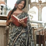 Ulka Gupta Instagram – मुझसे पहले सी मोहब्बत मेरे महबूब ना मांग

Photographer : @_shotbykaran_ 
Hair and Makeup : @tapsi_makeup
Stylist- @stylist_muskan_varma_
Saree blouse – @aarthsattika
Jewellery – @zoieria_
Location – @shycafeandbar
Artist Reputation Management – @oceanmediapr