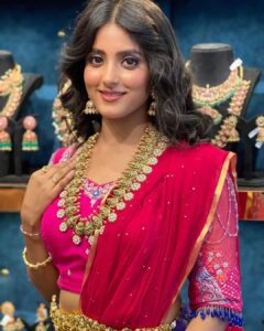 Ulka Gupta Instagram - Congratulations Lotus Silver Jewellery 
@lotus_silver_jewellery @antiquelotuss_official @kanakagrwl 
@navneeth_bhansali 

Styled by @aishwaryavenishetty_official 
Langa Voni✨
@archithanarayanamofficial

@mysouthdiva