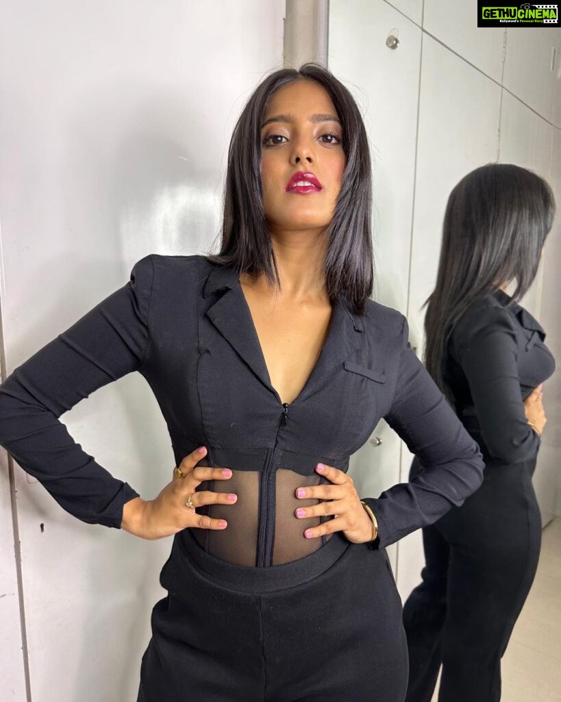 Ulka Gupta Instagram - Would say something catchy but I already caught ya attention ✨🖤 Outfit @labelsimrankatyal Makeup @garg_kinjal Hair @alisha__shaaikh @oceanmediapr