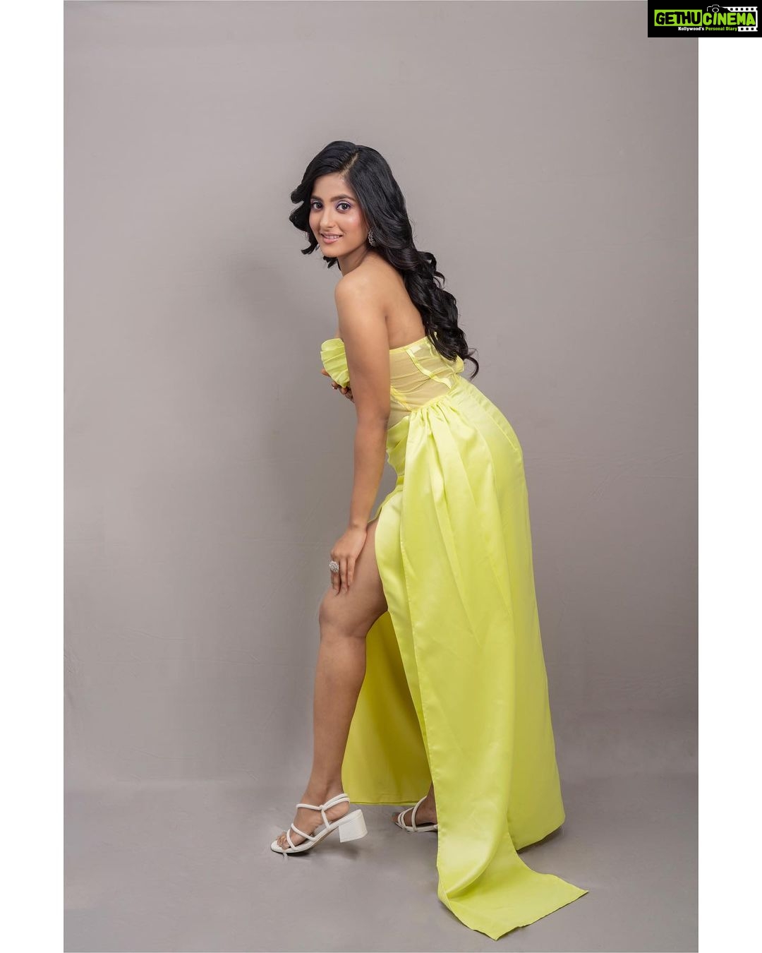 Ulka Gupta Instagram - Make sure you have a sexier back, people who talk behind you should have a sightful vision while they do the talking 🫣 Photographer - @shotbyhemanth Jewellery : @shrustarin Stylist : @instylewithaditi Makeup : @shikhashah_mua Hair : @shweta_adornvogue PR : @oceanmediapr