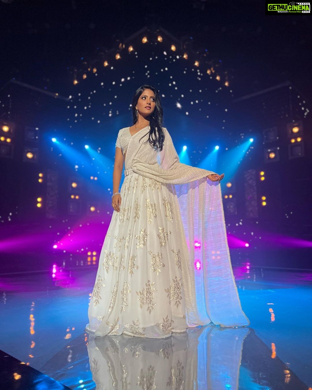 Ulka Gupta Instagram - You’ve been loving it so I’m posting it, throwing back to being @reenachopra ‘s muse in white 🤍 @hrishidp thank you for this click 🤍