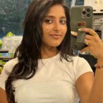 Ulka Gupta Instagram - Yes I finally did it, posted a selfie with my pimple I’m sure we’re way past the graphic alert era #seriousexplicitcontent #disclaimer #pillowtalk #skingoals